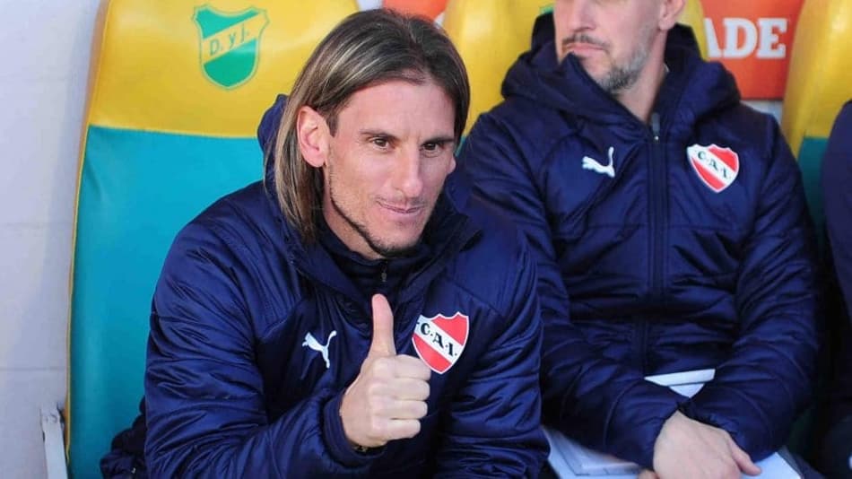Ex-auxiliar de Sampaoli é atacado por ídolo do Independiente após eliminação na Sul-Americana