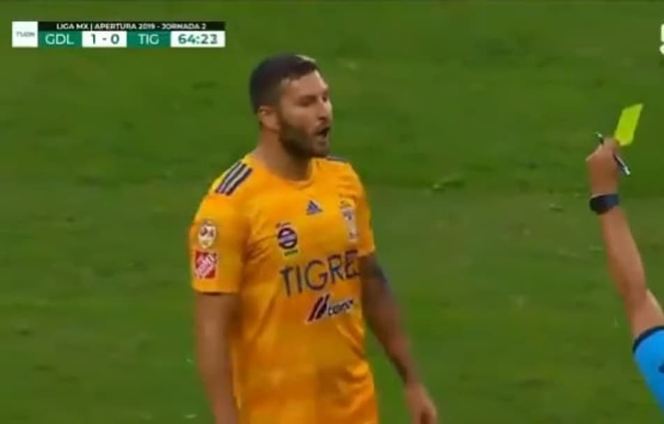 Gignac discute feio com técnico adversário por motivo inusitado; Assista