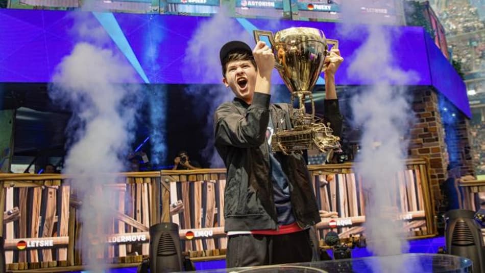 Garoto de 16 anos vence Copa do Mundo de Fortnite e leva US$ 3 milhões para casa
