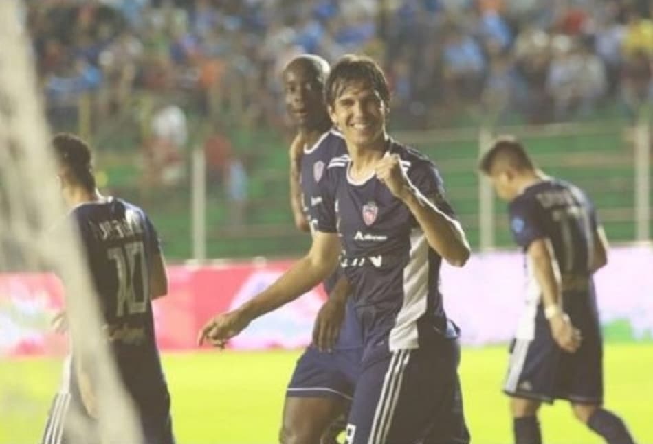 Ex-Botafogo sai do banco e marca na vitória do Royal Parí, na Bolívia