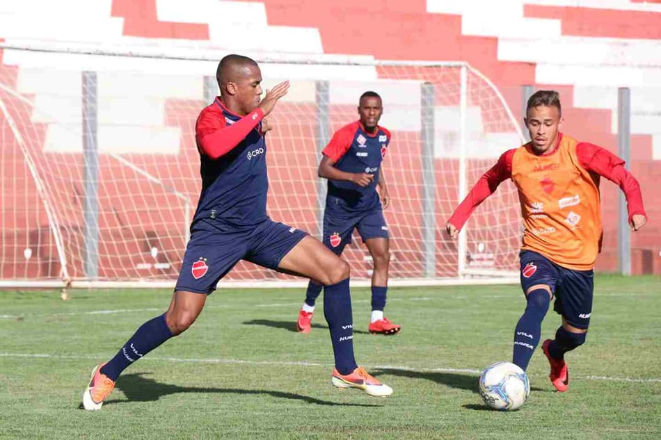 Atacante do Vila Nova espera permanência da equipe na Série B