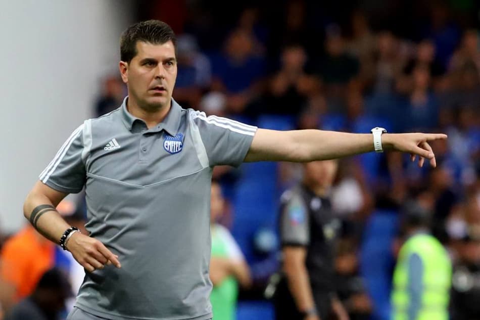 Técnico do Emelec reclama de pênalti e postura da sua equipe na etapa inicial