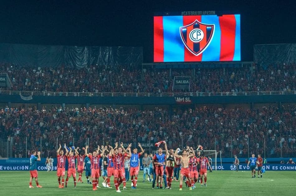 Torcidas do Cerro Porteño e San Lorenzo protagonizam batalha campal dentro do estádio; Assista