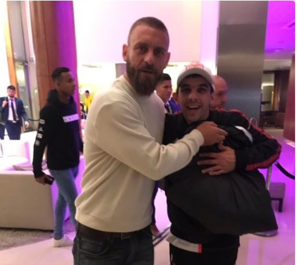 De Rossi esconde símbolo de rival da Roma em foto com torcedor do Boca Juniors; Confira