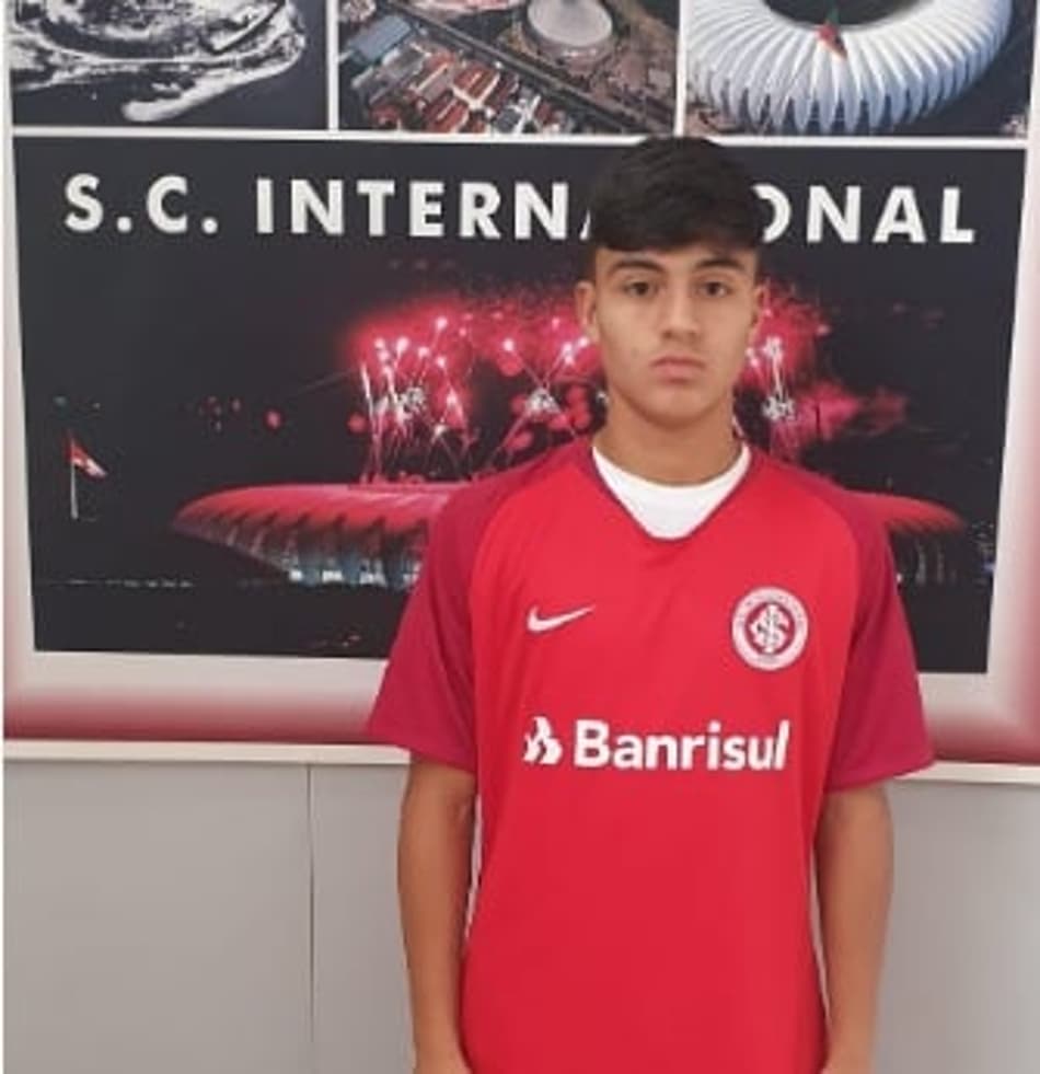 Internacional vence disputa com clubes brasileiros e acerta com lateral para base