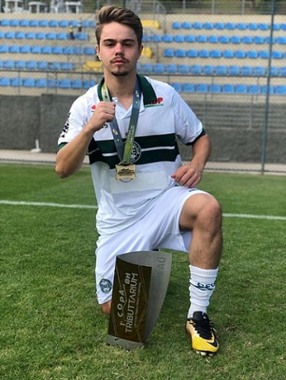 Guilherme Morando ao lado da taça da Copa BH Tributarium