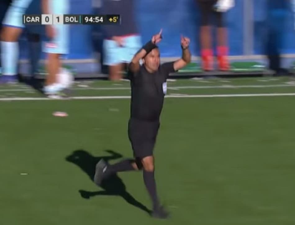 Mesmo sem contar com o VAR, árbitro faz gesto da tecnologia e marca pênalti no campeonato boliviano