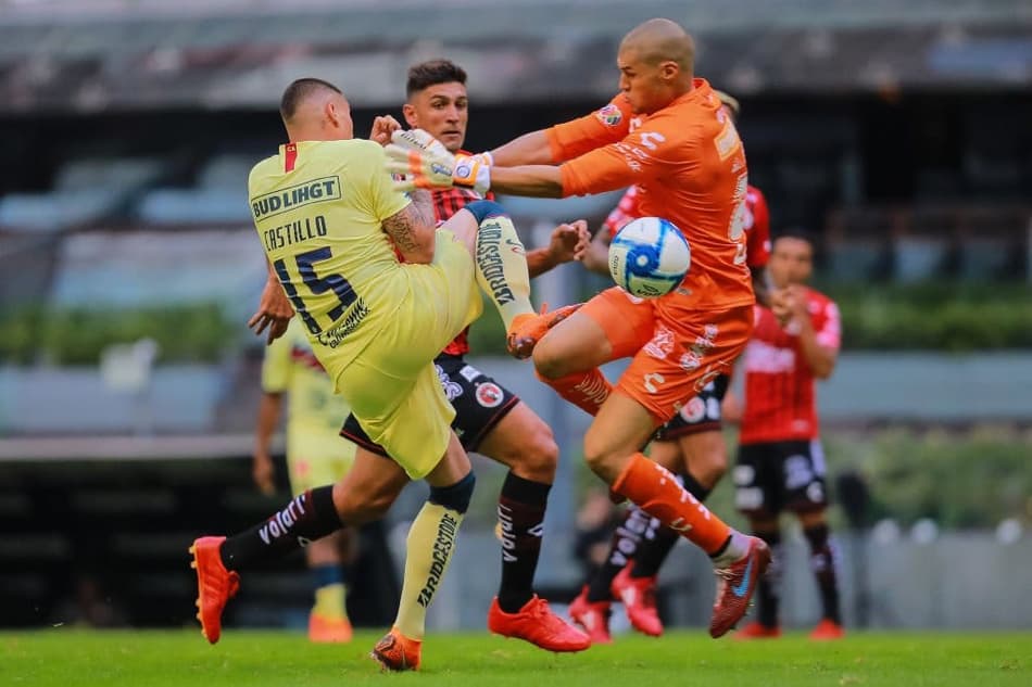 Atacante chileno sofre grave lesão na fíbula em partida do campeonato mexicano