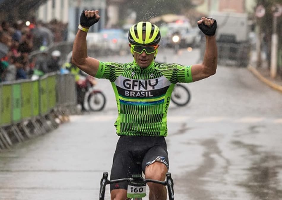 Daniel Mendes bate recorde e é campeão do GFNY/Brasil de ciclismo