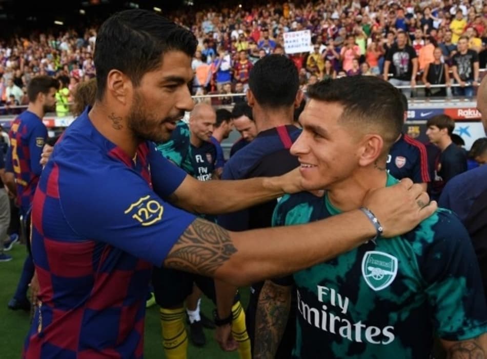 Volante sul-americano do Arsenal rasga elogios a Luis Suárez: “Ídolo”