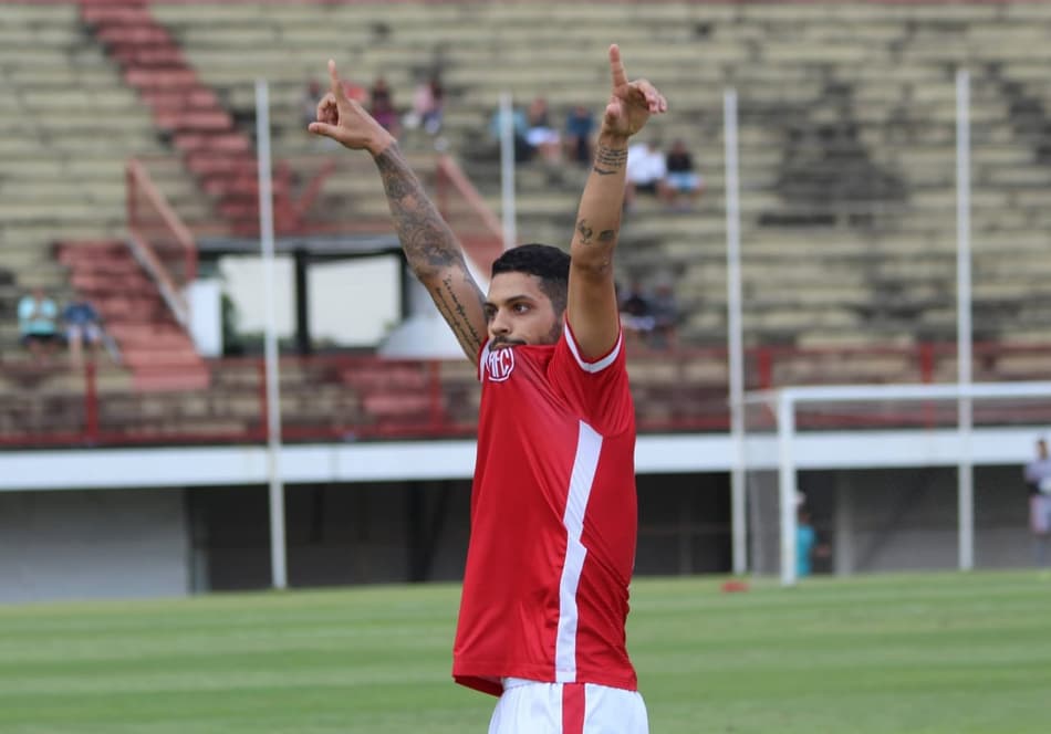 Raphael Carioca celebra fim do jejum de gols em vitória diante do Serrano