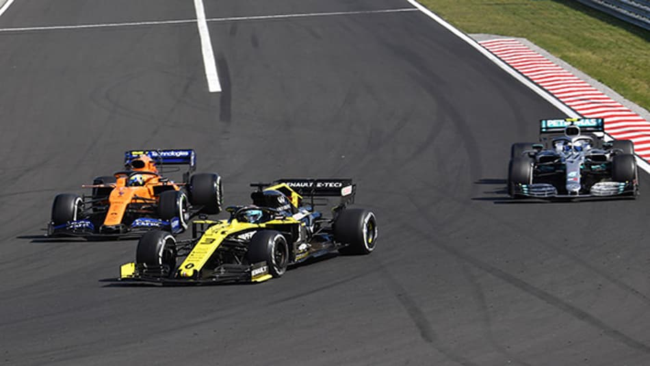 Daniel Ricciardo reclama da maneira como Kevin Magnussen defendeu sua posição