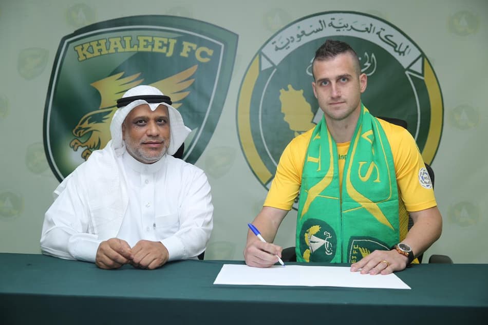 Time da Arábia Saudita apresenta goleiro ex-Londrina