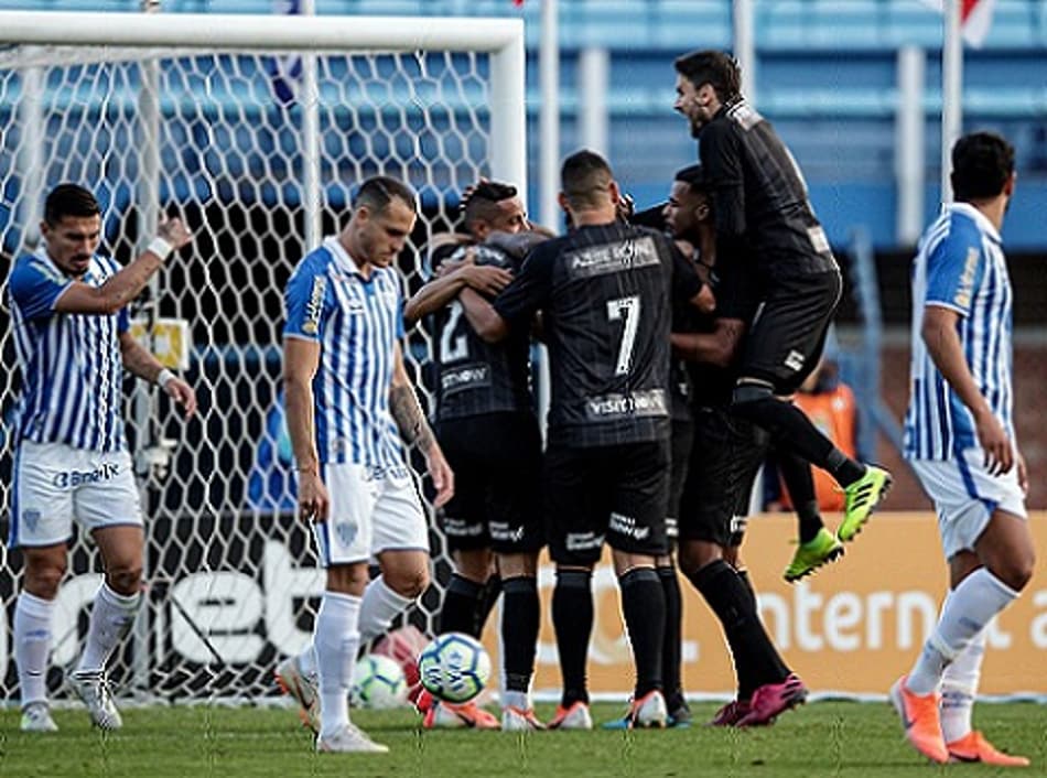 Com 14 jogos sem vencer, Avaí bate recorde negativo no Brasileiro