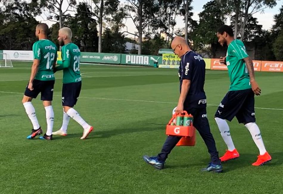 Luiz Adriano participa de trabalho no campo pela primeira vez no Verdão