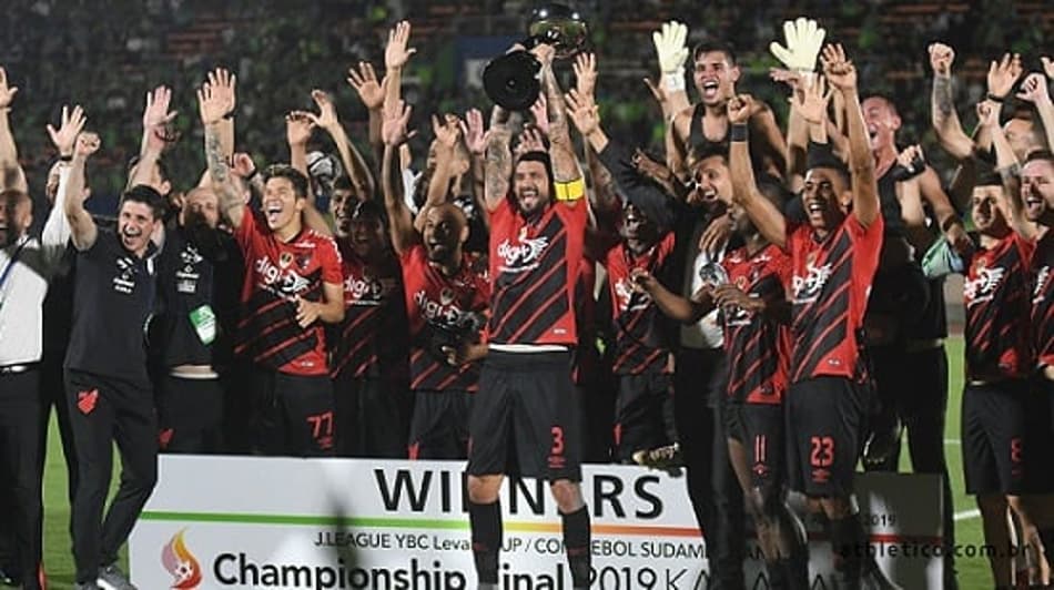 Athletico-PR levantando a taça da Levain Cup