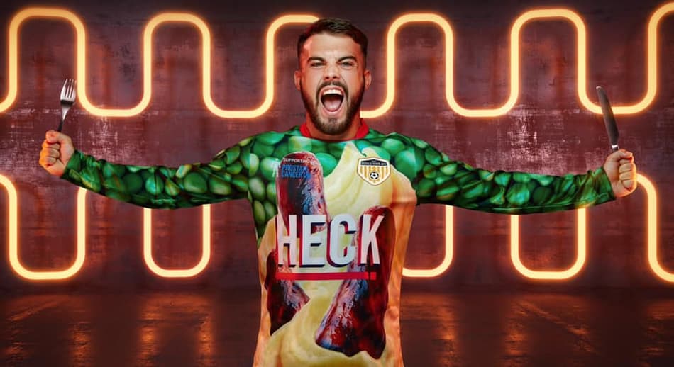 Clube inglês lança camisa com desenho de linguiça pelo terceiro ano seguido