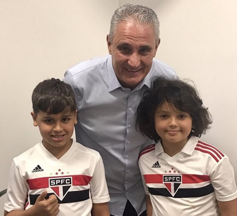 Tite recebe carinho de torcedores ao chegar no Morumbi