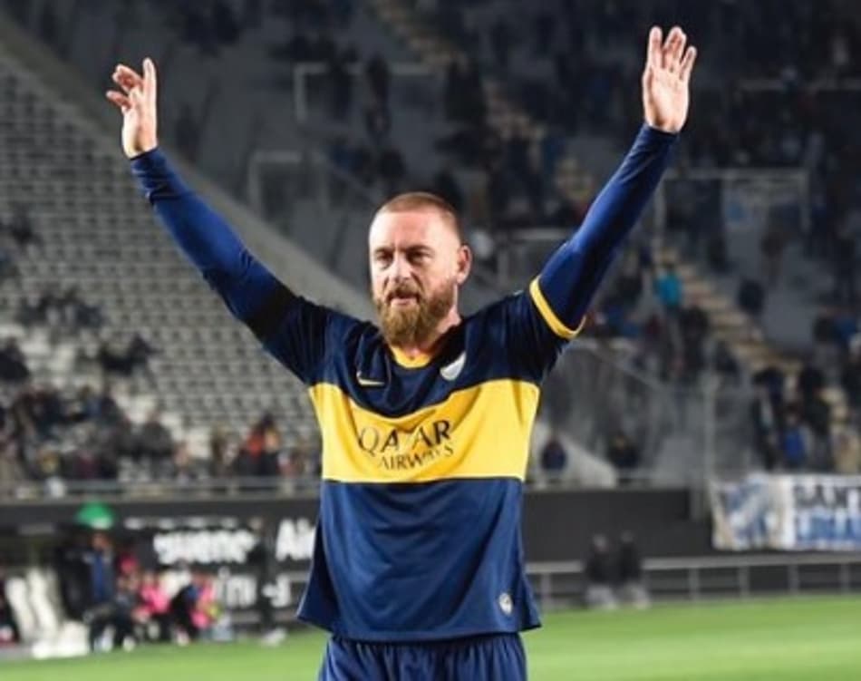 Jogadores do Almagro provocam Daniele De Rossi após classificação na Copa Argentina