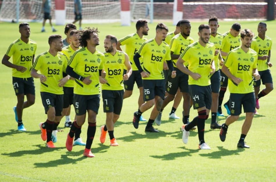 Com Cuéllar e Gabigol, Fla embarca com força máxima para clássico em Brasília
