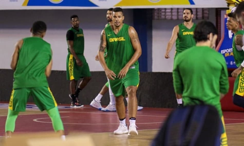 Hettsheimeir é cortado e seleção de basquete está definida para mundial