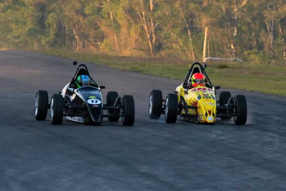 Prova histórica da Fórmula Vee no ECPA tem vitórias de jovem piloto, acidentes e recordes