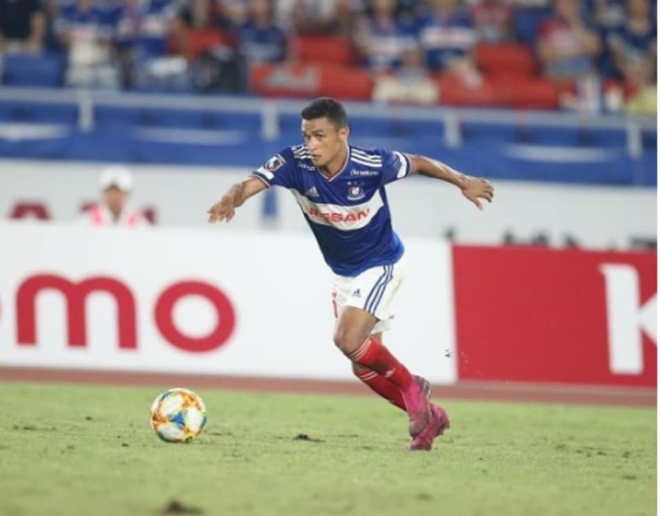 Ex-Bota, Erik estreia no Japão com assistência pelo Yokohama