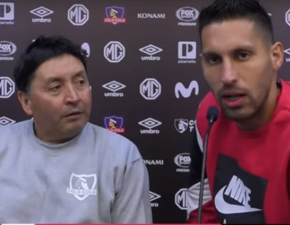 Zagueiro do Colo-Colo se envolve em discussão curiosa durante partida; Confira