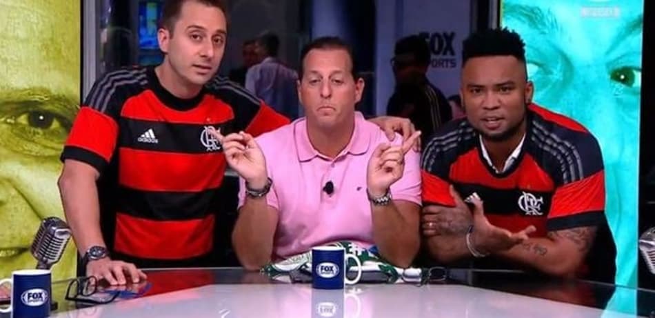 Carlos Alberto e F. Azevedo vestem camisa e cantam hino do Flamengo