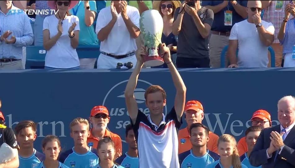 Após título em Cincinnati, Medvedev sobe no ranking e fica perto do Finals