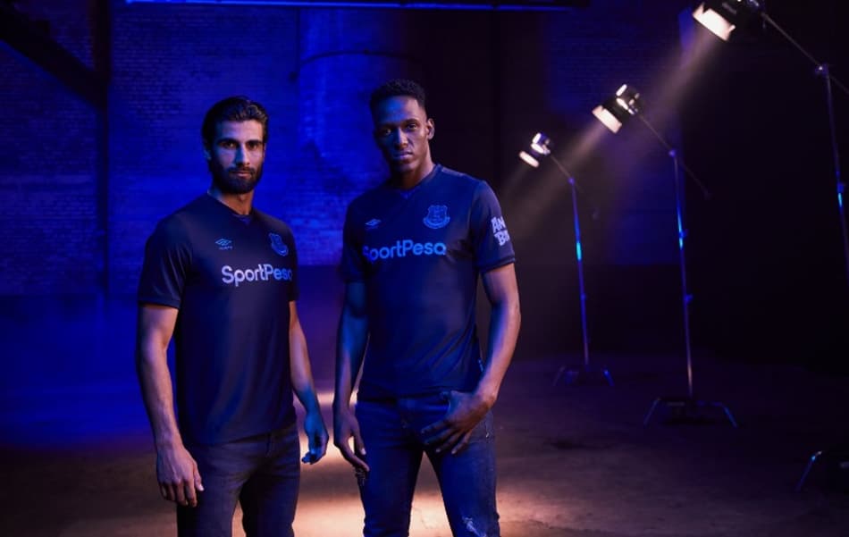 Com zagueiro Yerry Mina de ‘modelo’, Everton lança uniforme 3 para a temporada