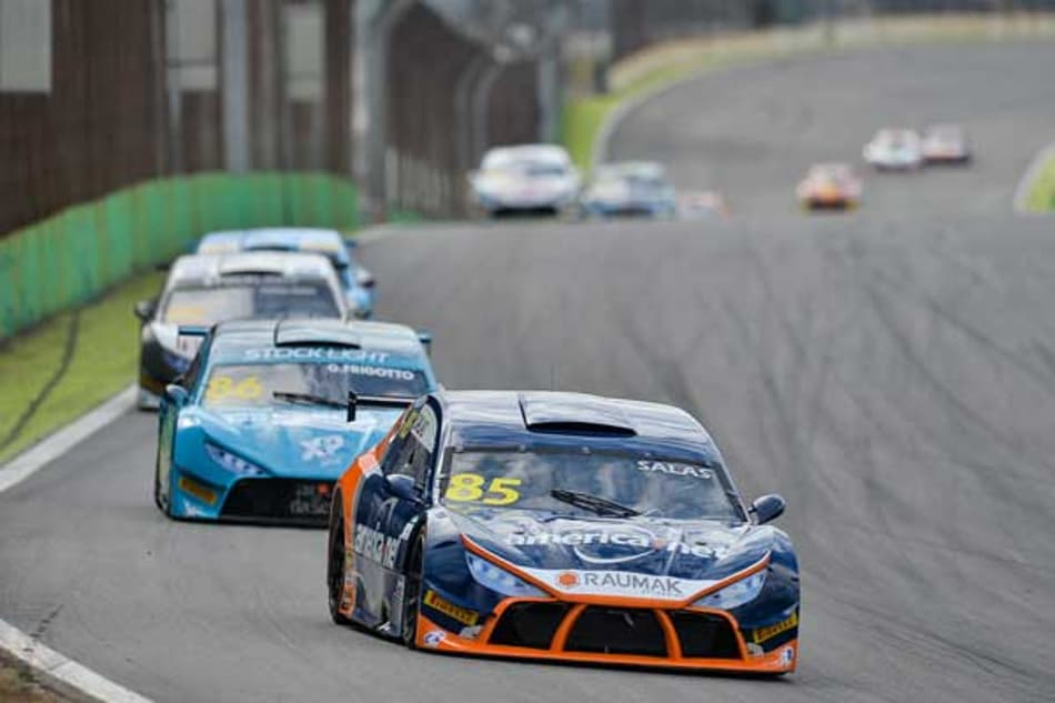 Em Interlagos, Guilherme Salas vence mais uma na temporada
