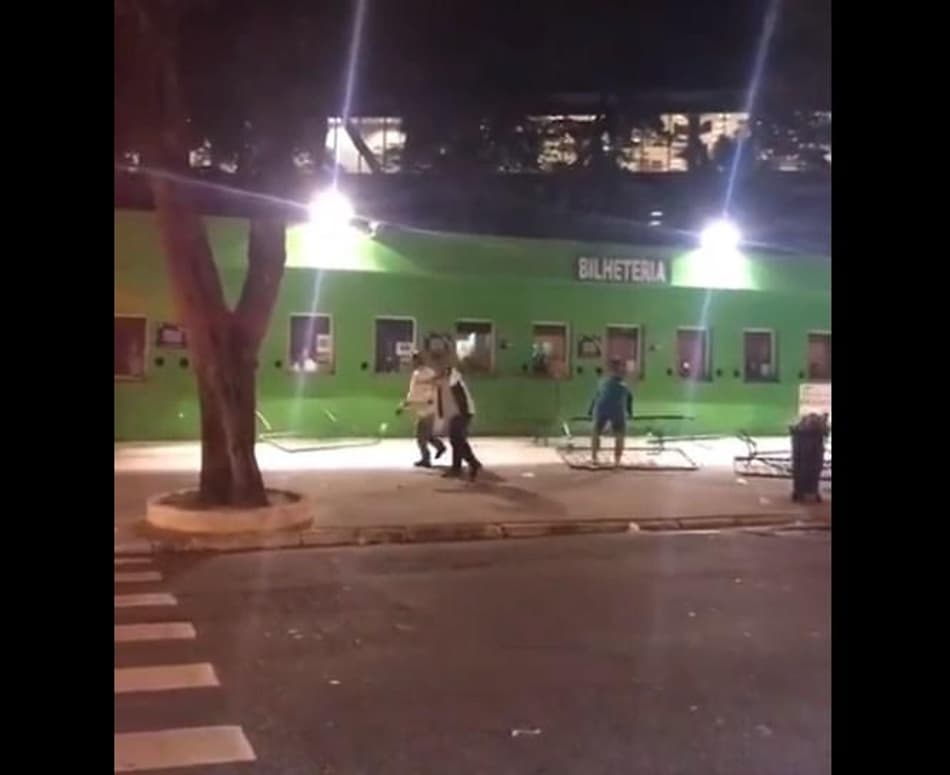 Torcedores protestam no Allianz após eliminação do Palmeiras na Liberta