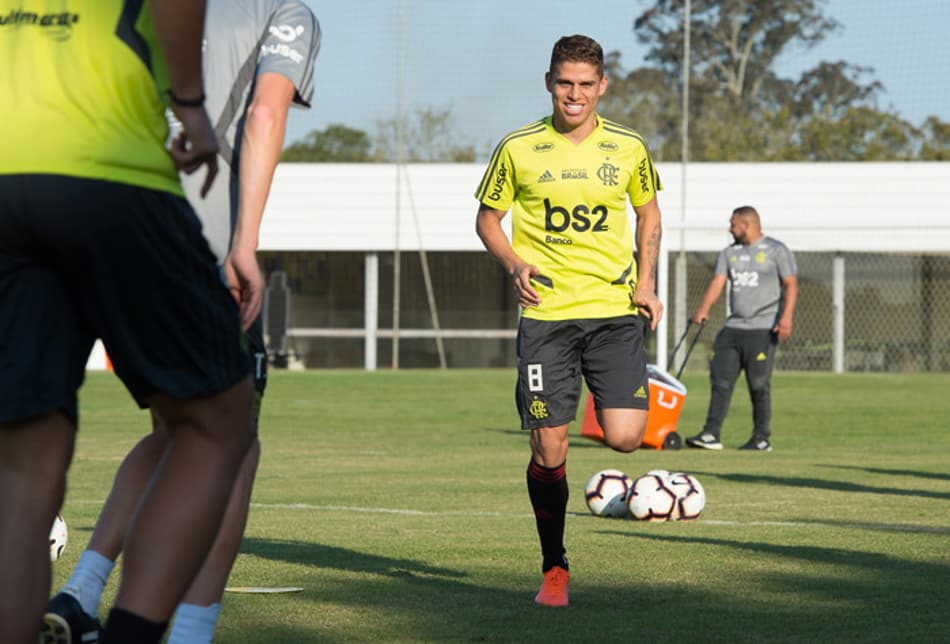 Cuéllar treina entre os titulares; Flamengo é alvo de foguetório na madrugada