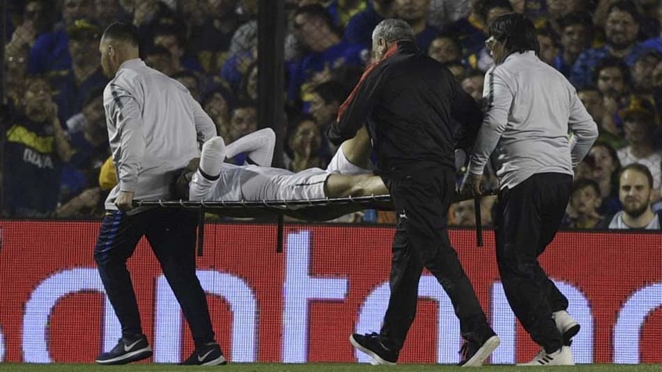 Após grave lesão na Bombonera, zagueiro da LDU recorda os momentos depois do lance