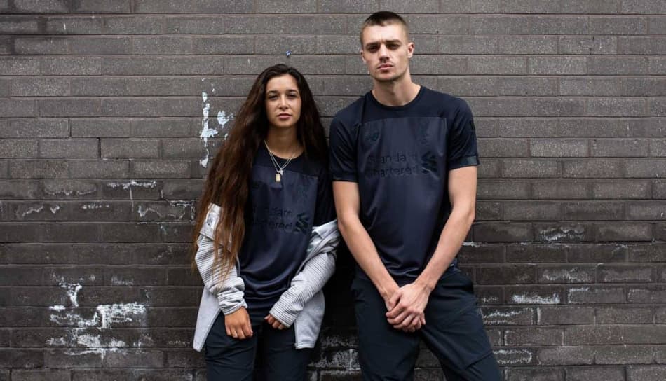 Liverpool lança nova versão da camisa ‘Blackout’; veja fotos do modelo
