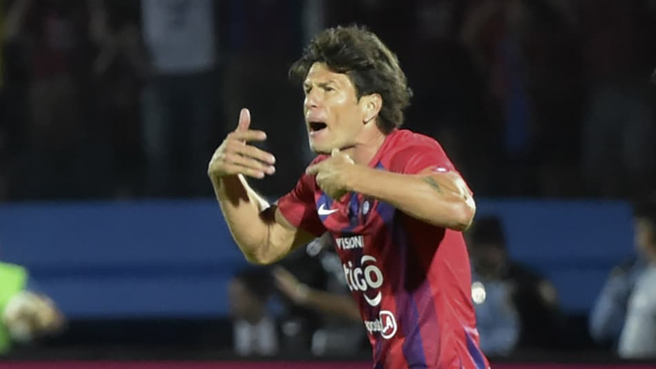 Com futuro incerto, atacante pressiona diretoria de gigante da América do Sul