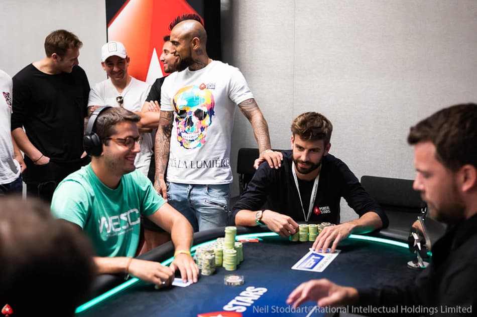 Gerard Piqué e Arturo Vidal mostraram conhecimento do baralho durante torneio de pôquer High Roller em Barcelona 