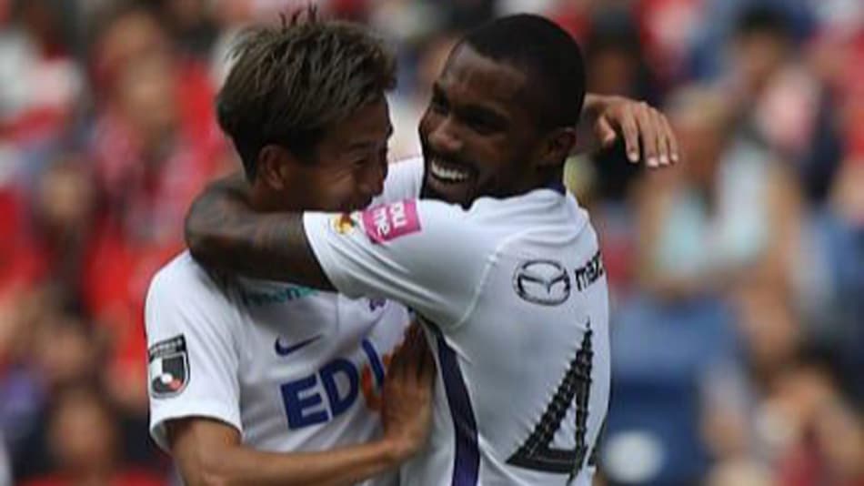 Invicto há 11 jogos, Hiroshima vence e luta pelo título; Rhayner comemora