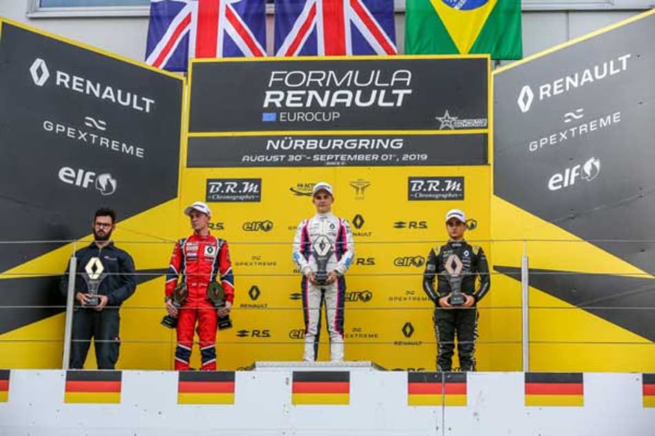 F-RENAULT: Caio Collet sobe ao pódio em Nurburgring e segue líder entre os estreantes