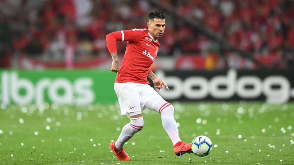 LANCE! Rápido: Botafogo de olho em Cuesta, Corinthians pode ter desfalque na semi e pedido de Ceni!