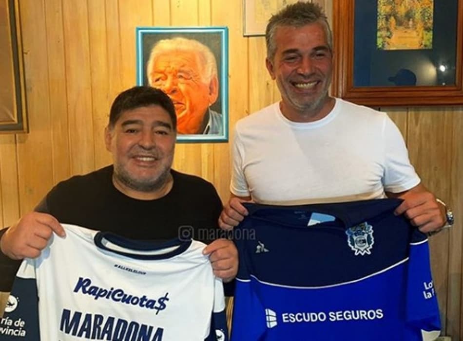 Com seca de vitórias, Maradona faz reunião de emergência no Gimnasia La Plata