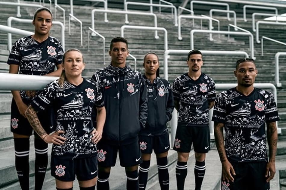 Corinthians lança nova camisa 3, que faz homenagem às ‘invasões’ da torcida