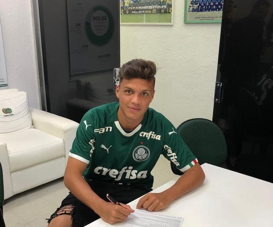 Artilheiro no Paulista sub-17 assina contrato profissional com o Palmeiras
