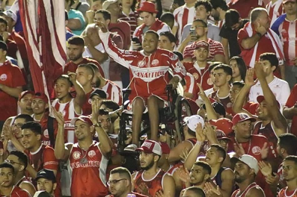 Gustavo Emanuel, o "Batata", erguido na arquibancada em Botafogo-PB x Náutico