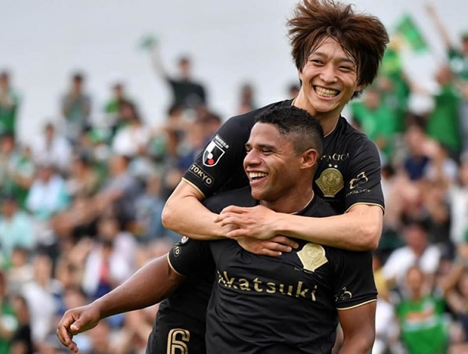 Atacante brasileiro estreia marcando dois gols na vitória do Tokyo Verdy