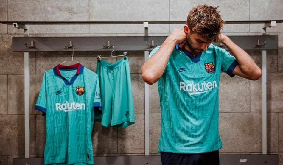 Barcelona lança camisa 3 para temporada; modelo é inspirado em peças dos anos 90
