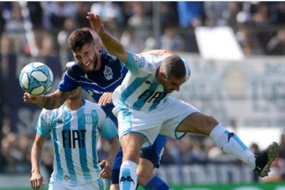 Com frango do goleiro, Maradona é derrotado na estreia pelo Gimnasia La Plata