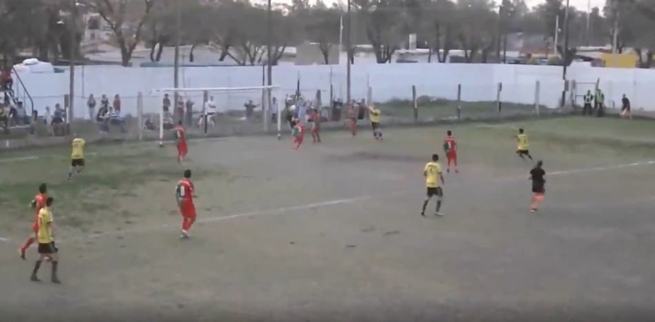 Na Argentina, árbitro valida gol quase que inacreditável