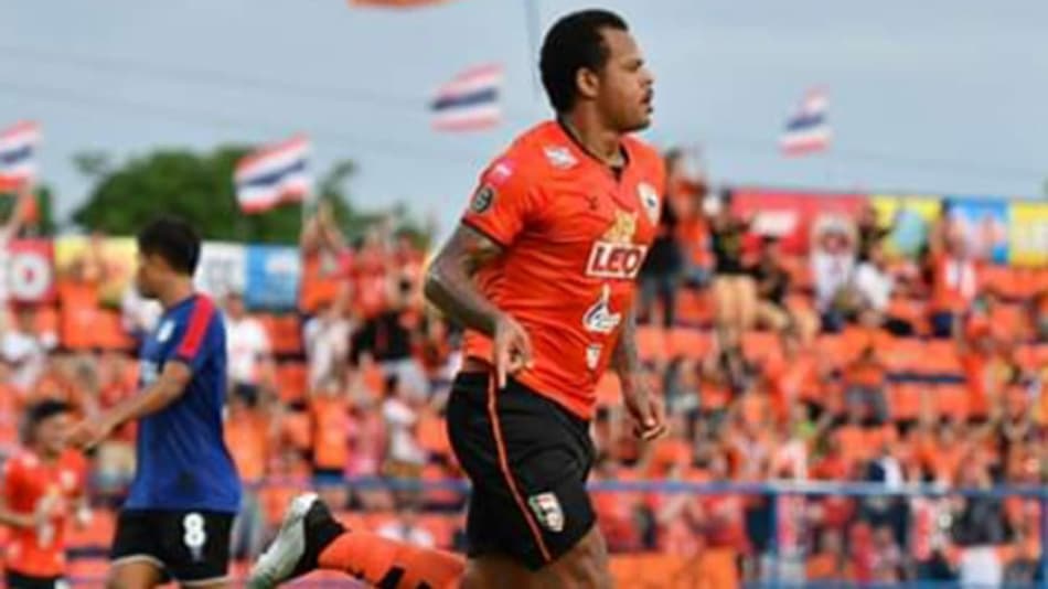 Artilheiro do Chiangrai, Bill vibra com liderança na reta final da Liga Tailandesa